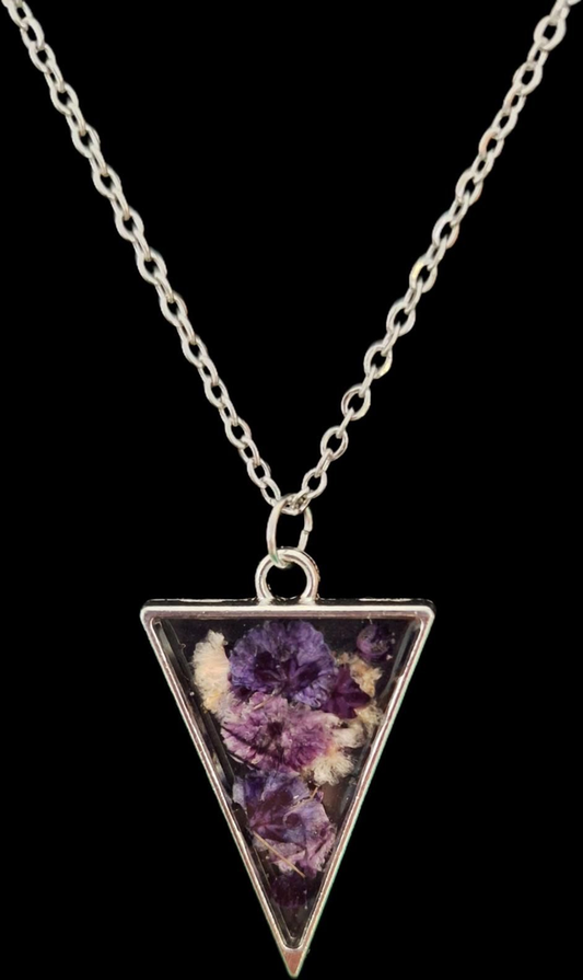 Collier en résine avec fleurs naturelles séchées – Bijou artisanal unique