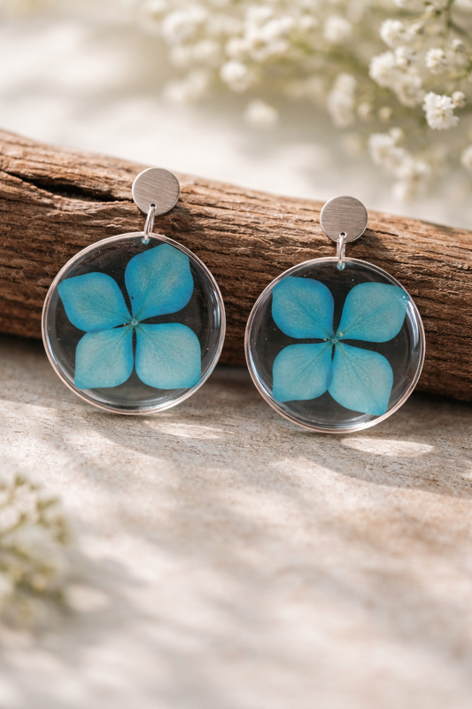 Boucles d’oreilles résine époxy avec fleur bleue naturelle – Bijou artisanal fait main