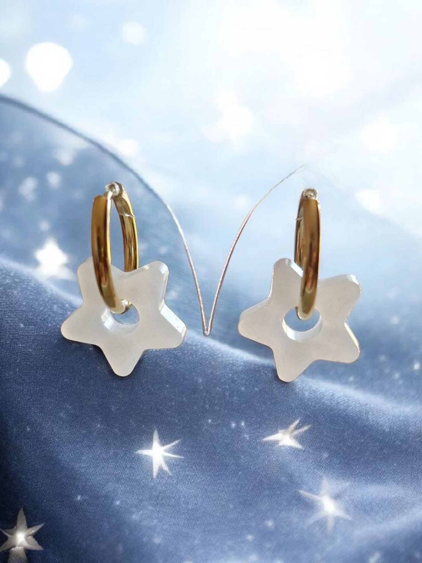 Boucles d’oreilles dorées avec 5 paires de pampilles blanches en résine – formes variées interchangeables