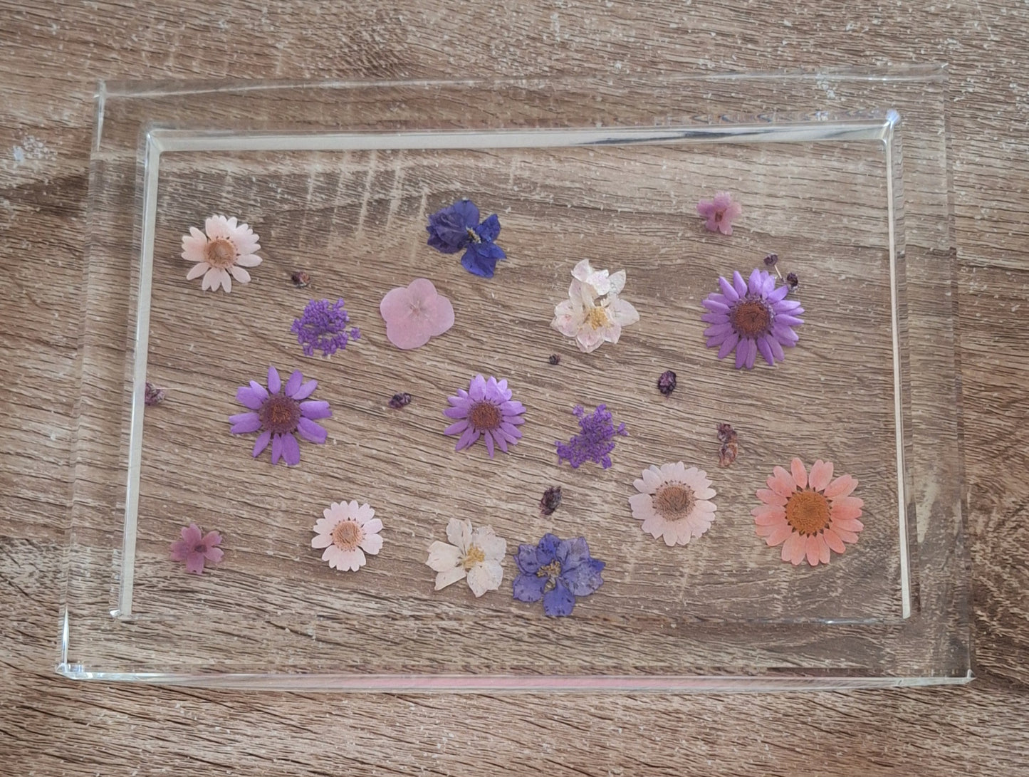Plateau décoratif en résine époxy violet avec boîtes cœur – Fleurs séchées – Fait main