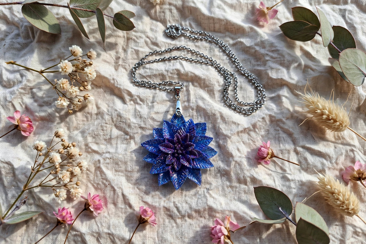 Collier Fleur Dahlia Bleu Nuit Pailleté - Résine & Acier Inoxydable