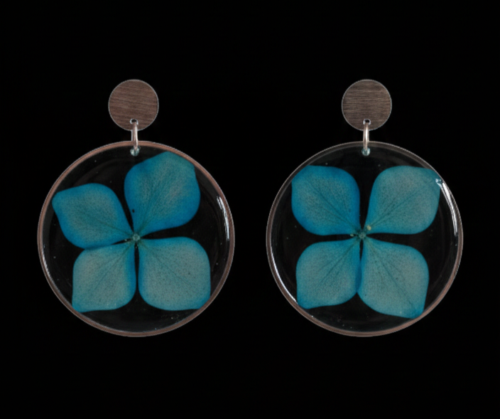 Boucles d’oreilles résine époxy avec fleur bleue naturelle – Bijou artisanal fait main