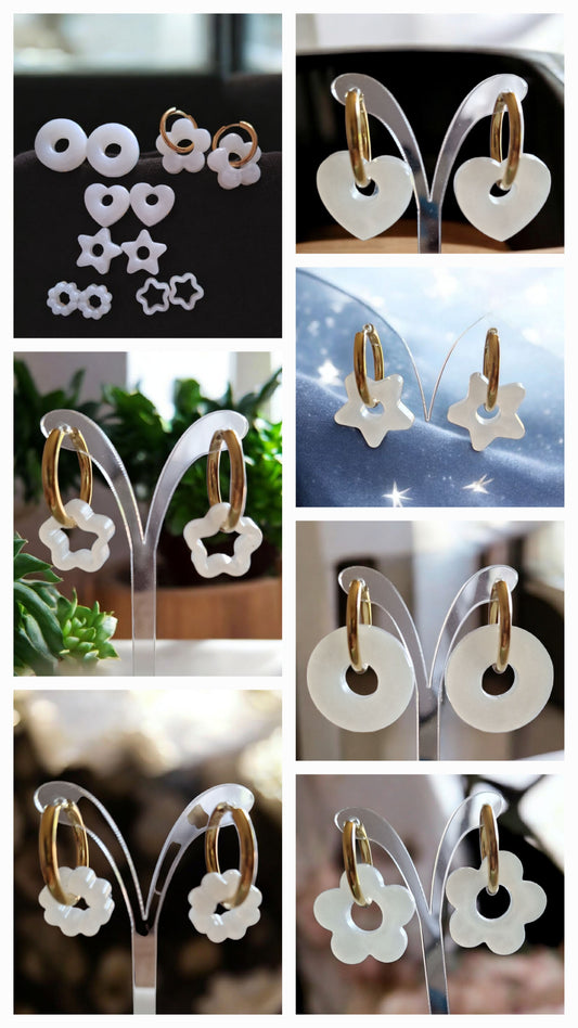 Boucles d’oreilles dorées avec 5 paires de pampilles blanches en résine – formes variées interchangeables