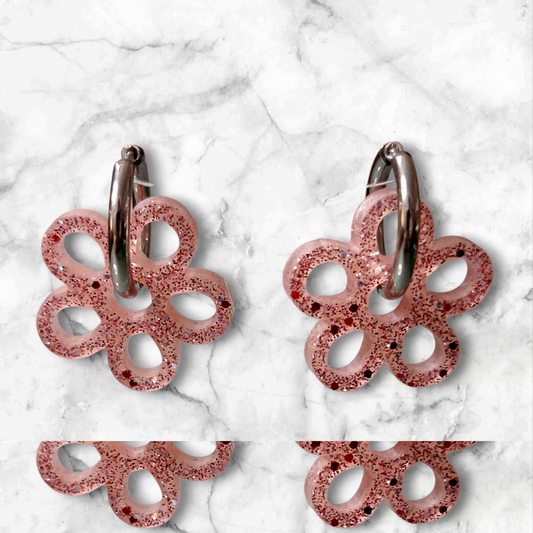 Boucles d’oreilles fleur rose ajourée pailletée en résine époxy – Création artisanale