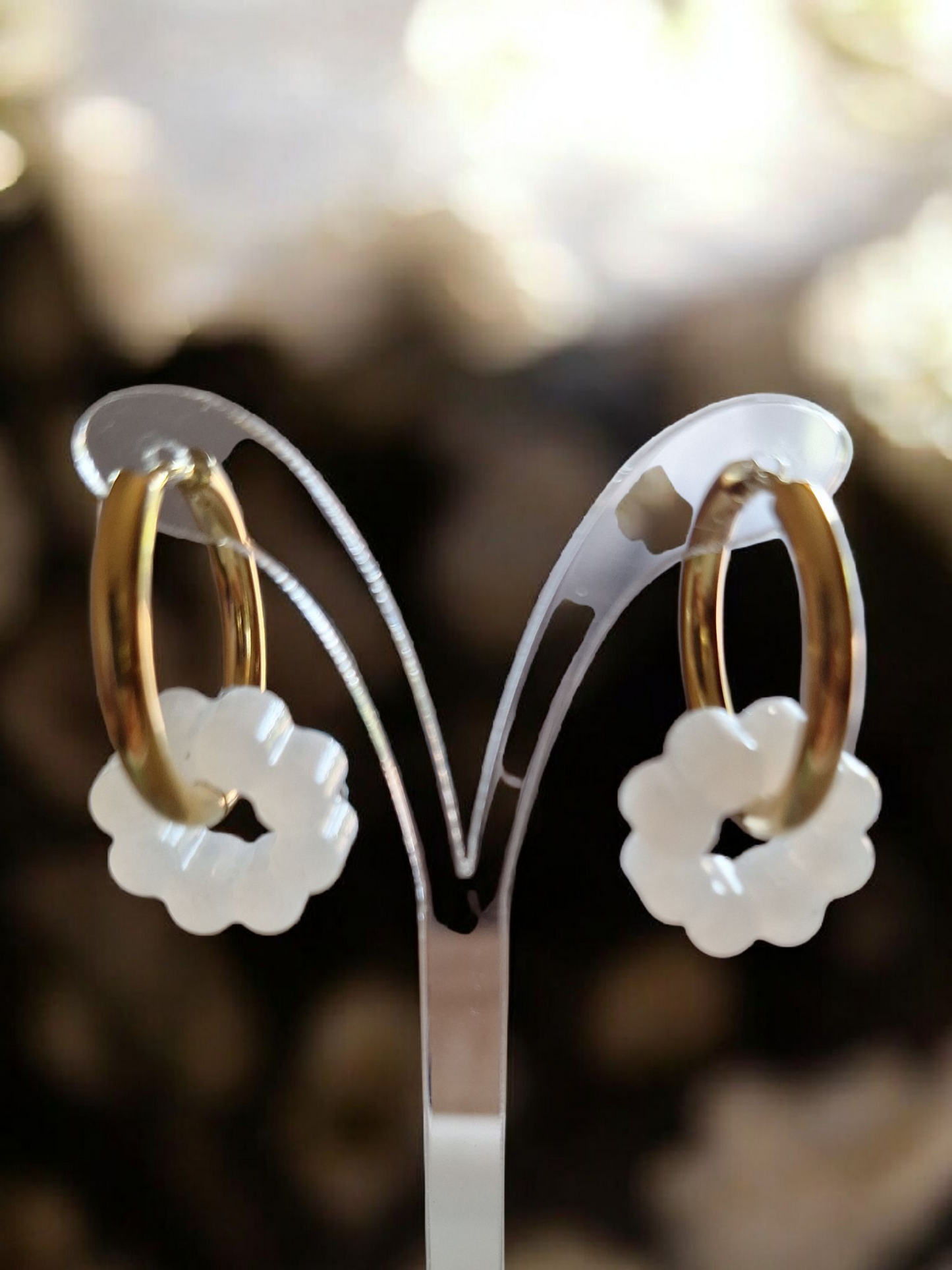 Boucles d’oreilles dorées avec 5 paires de pampilles blanches en résine – formes variées interchangeables