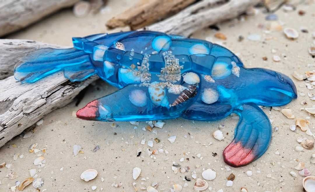 Tortue Lagon Corail – Décoration Marine en Résine Époxy, Coquillages et Sable Naturels - Fait Main