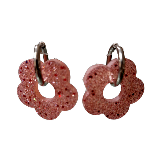 Boucles d’oreilles fleur rose pailletée en résine époxy – Création artisanale