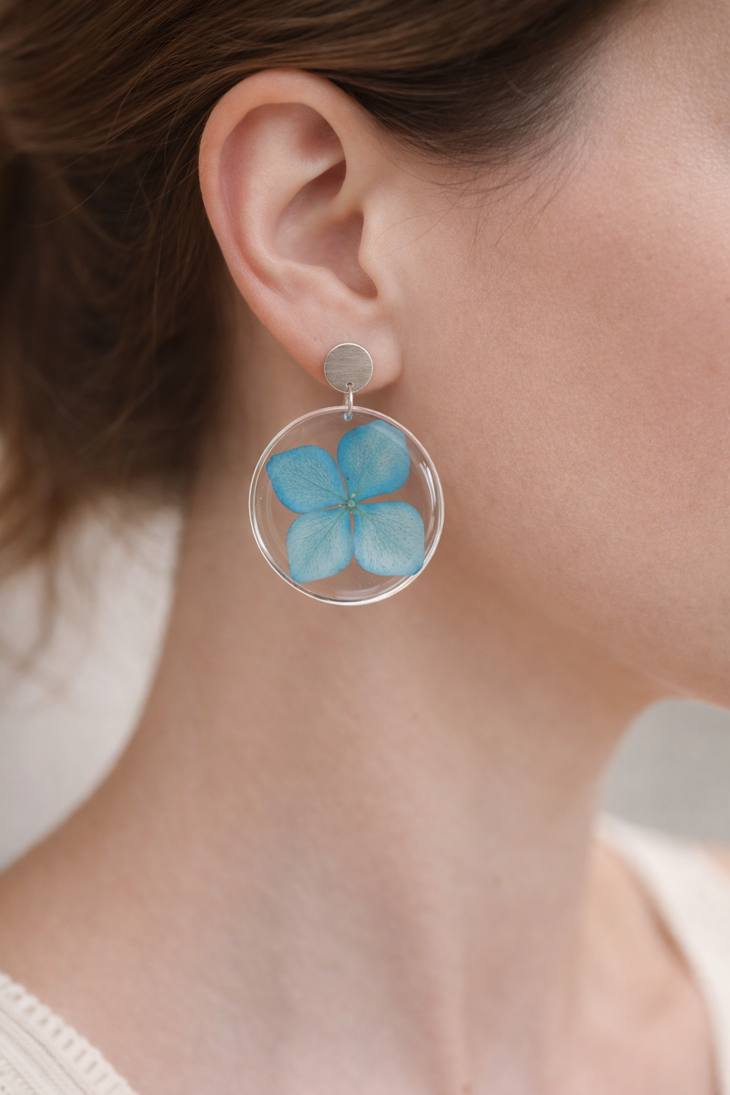 Boucles d’oreilles résine époxy avec fleur bleue naturelle – Bijou artisanal fait main
