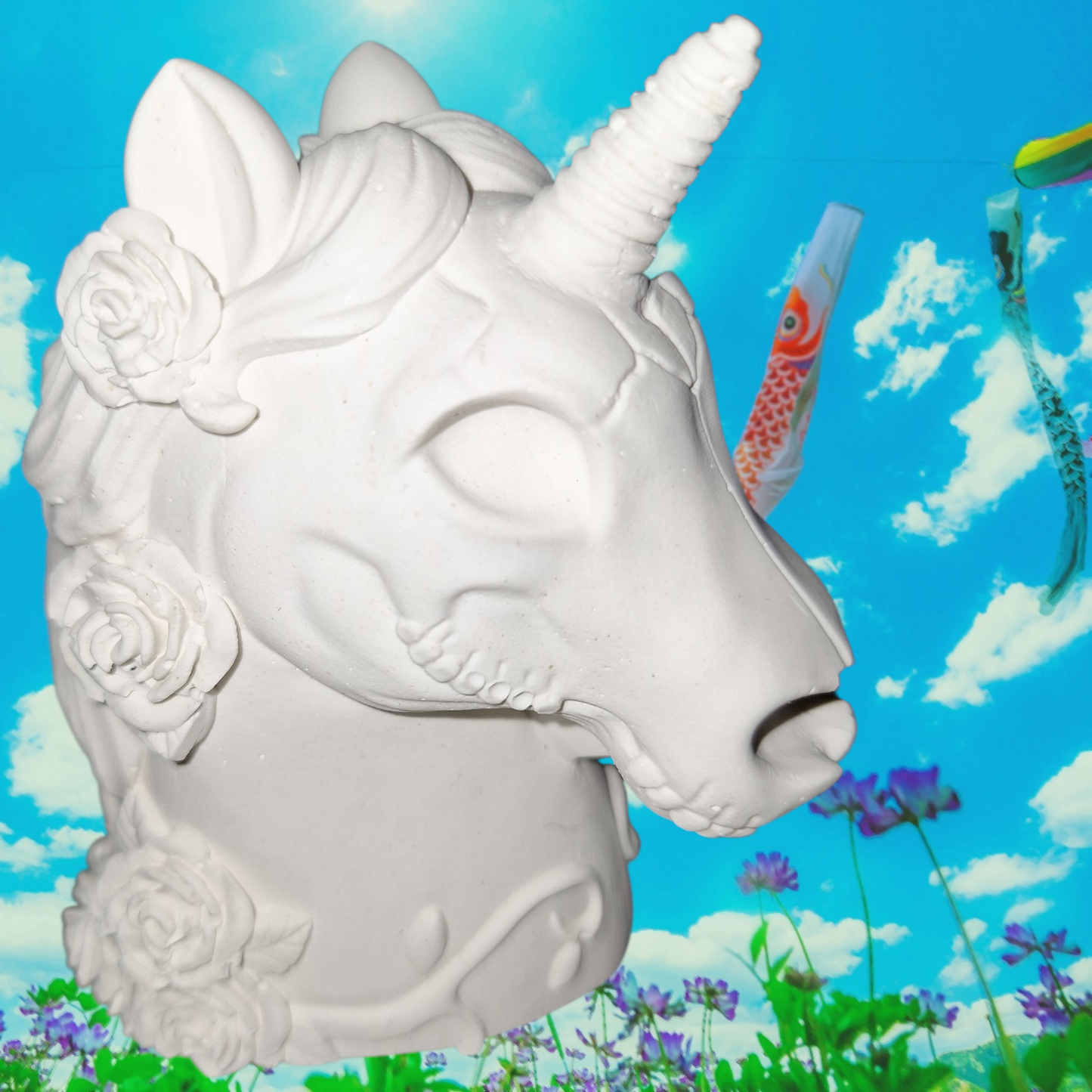 Tête de Licorne Gothique "Skull & Roses" - Sculpture Artisanale en Résine Naturelle