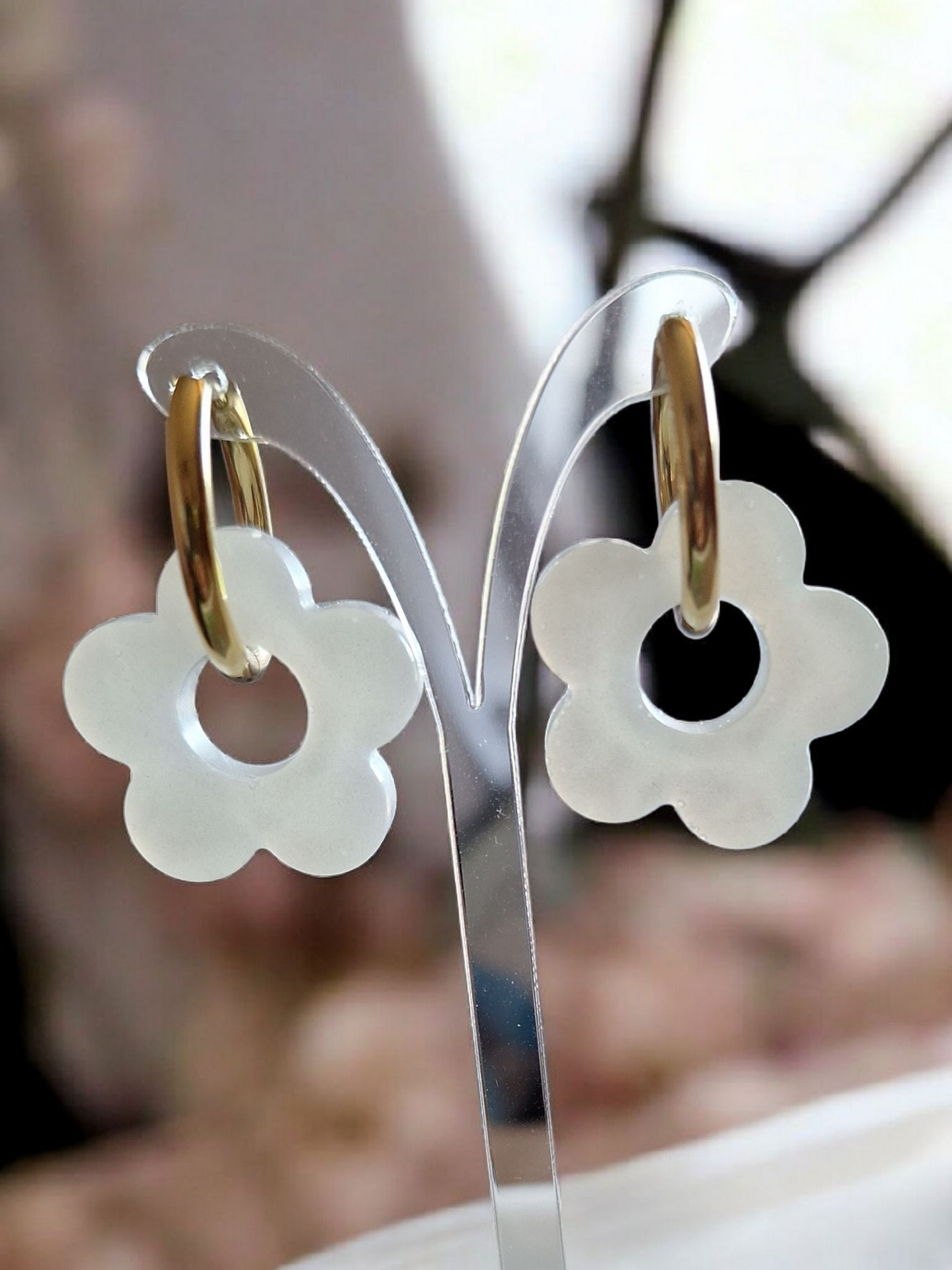 Boucles d’oreilles dorées avec 5 paires de pampilles blanches en résine – formes variées interchangeables