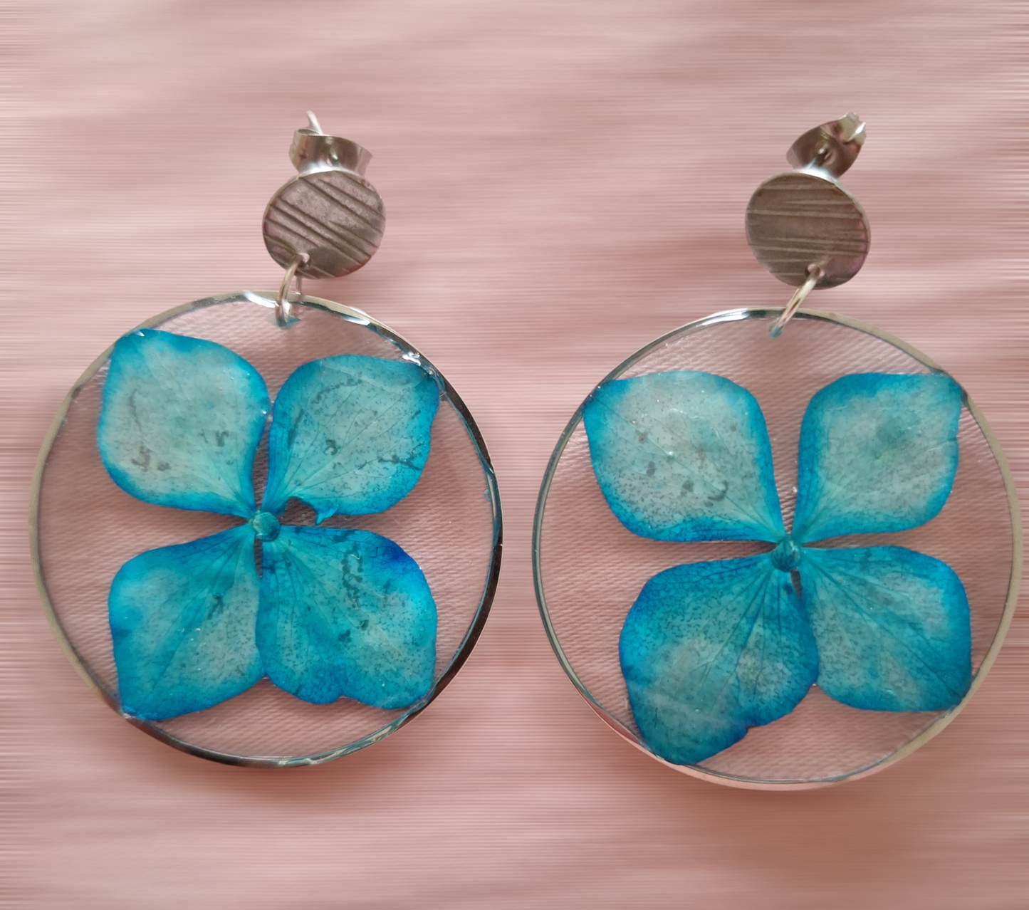 Boucles d’oreilles résine époxy avec fleur bleue naturelle – Bijou artisanal fait main