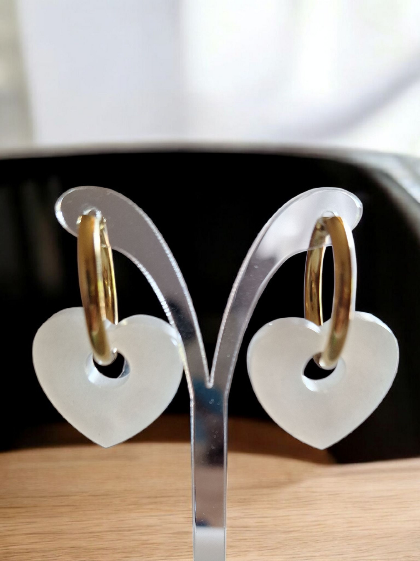 Boucles d’oreilles dorées avec 5 paires de pampilles blanches en résine – formes variées interchangeables