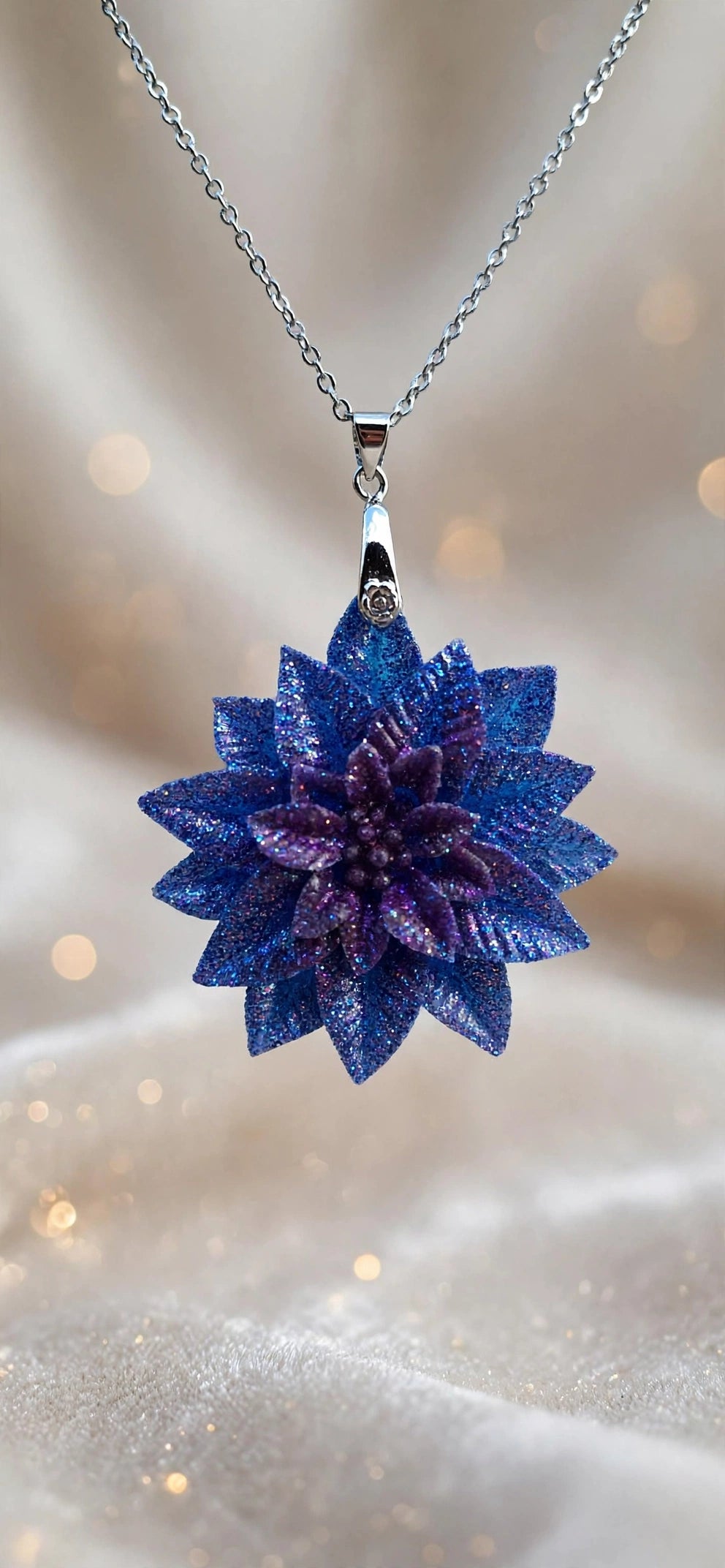 Collier Fleur Dahlia Bleu Nuit Pailleté - Résine & Acier Inoxydable